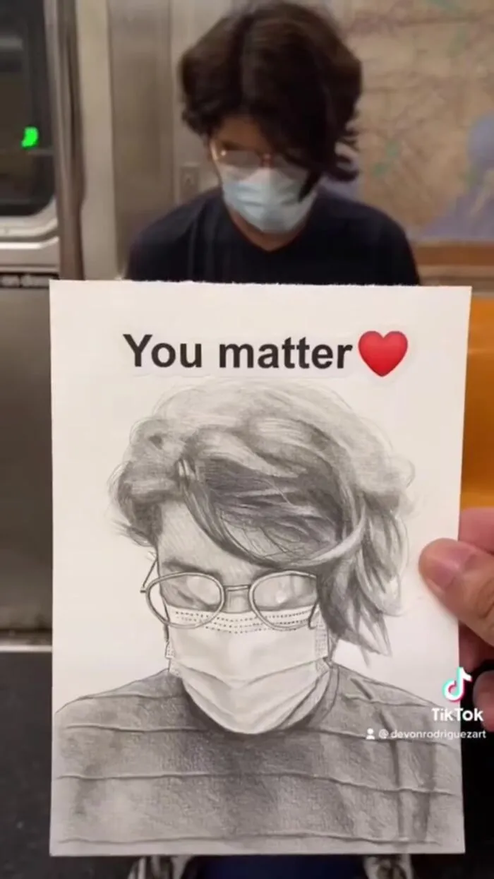 Un artista neoyorquino es conocido por dibujar a los pasajeros del metro sin que se den cuenta y luego publicar su reacción en Internet (25 nuevas fotos)