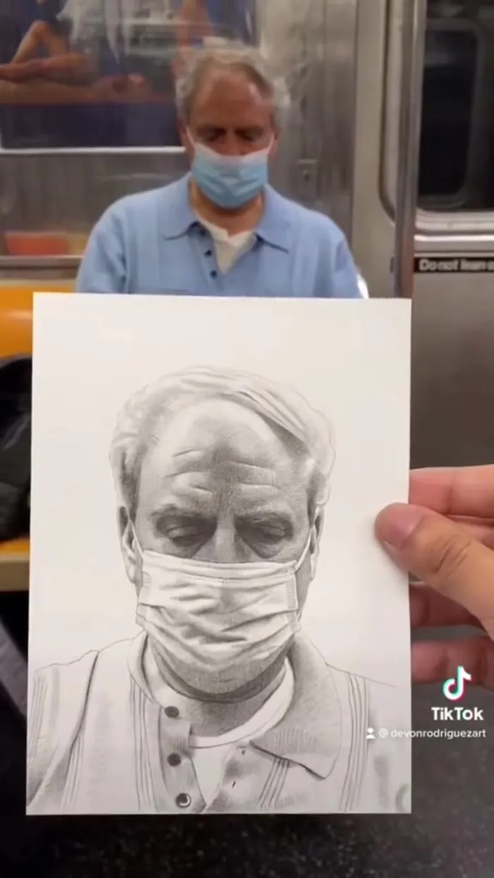 Un artista neoyorquino es conocido por dibujar a los pasajeros del metro sin que se den cuenta y luego publicar su reacción en Internet (25 nuevas fotos)
