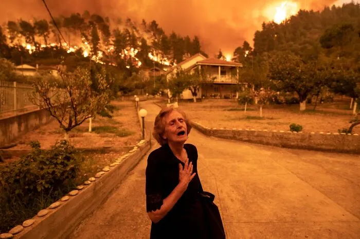 Foto del año: Una mujer de Evia por Konstantinos Tsakalidis