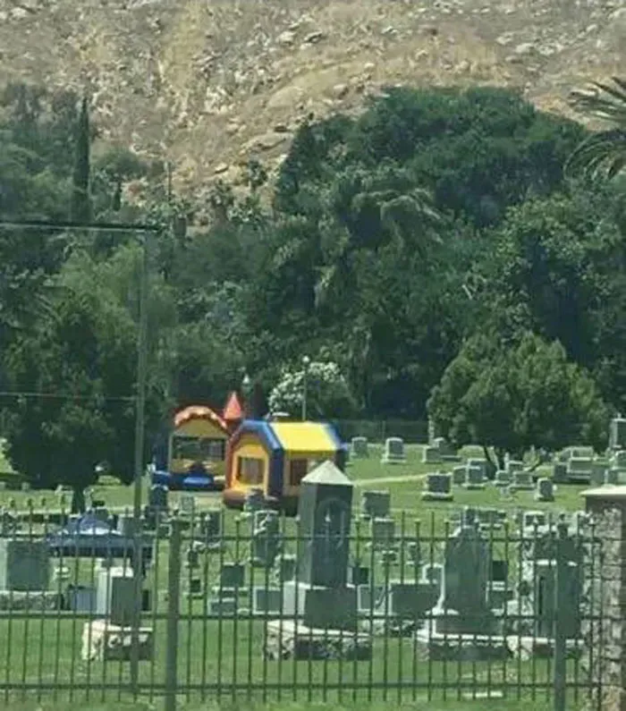 Apparently, There's A Dedicated Twitter Page Called "Cursed Images" And Here Are 30 Of The Weirdest Photos Posted On It