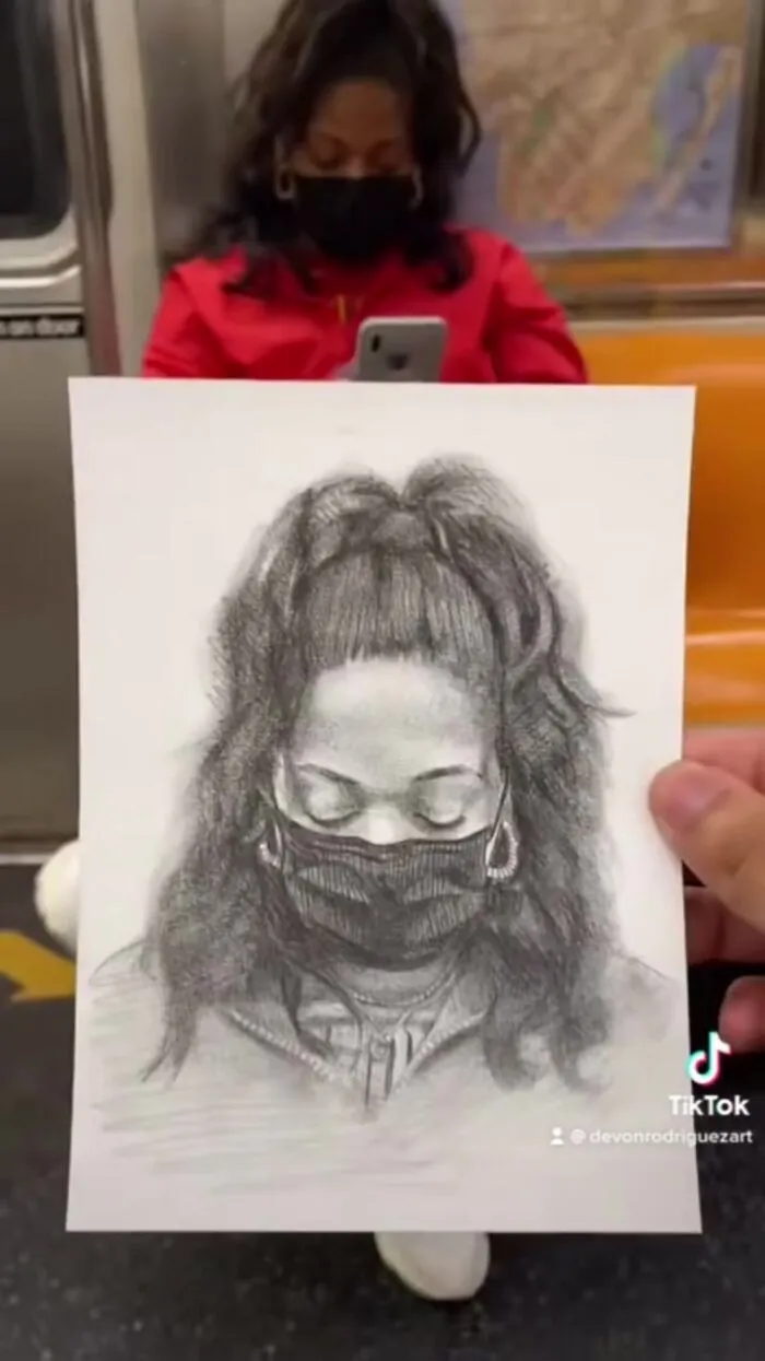Un artista neoyorquino es conocido por dibujar a los pasajeros del metro sin que se den cuenta y luego publicar su reacción en Internet (25 nuevas fotos)