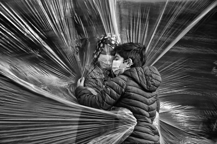 Caras y personajes fascinantes: 3er clasificado, “El abrazo” por K. Deniz Kalayci