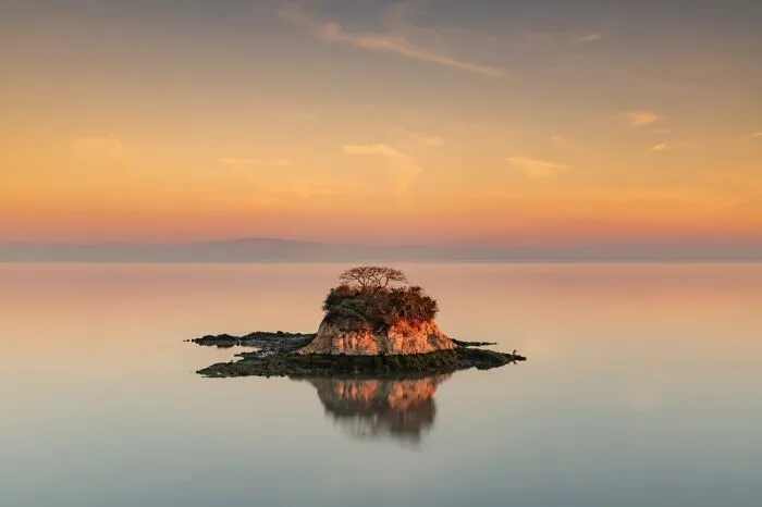 Bellezas de la naturaleza: 3er clasificado, “Amanecer en la isla solitaria” por Aya Okawa