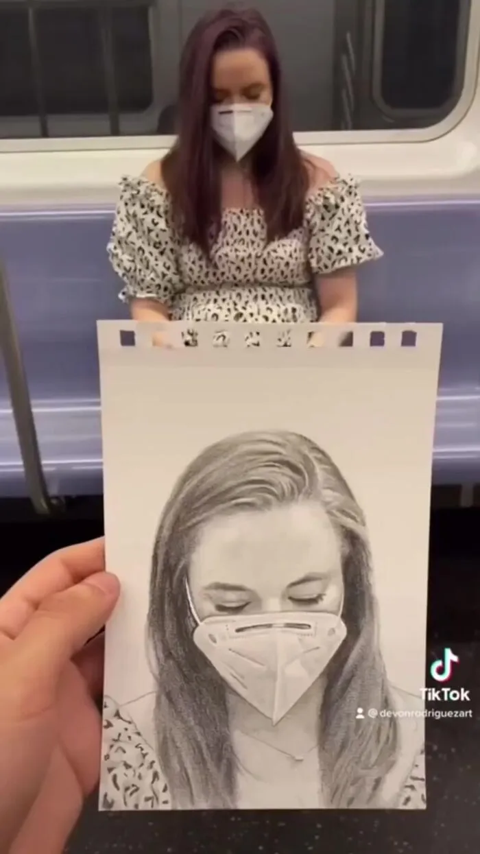 Un artista neoyorquino es conocido por dibujar a los pasajeros del metro sin que se den cuenta y luego publicar su reacción en Internet (25 nuevas fotos)