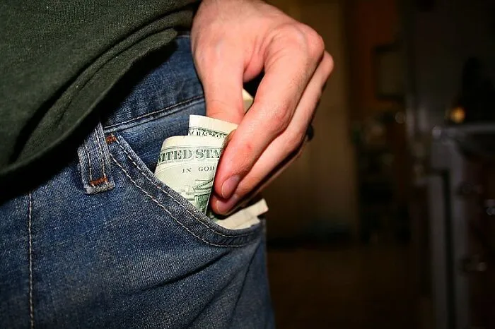 People Who Work For Or Interact With The Rich Describe The Weirdest Things They’ve Seen Behind Closed Doors (30 Stories)