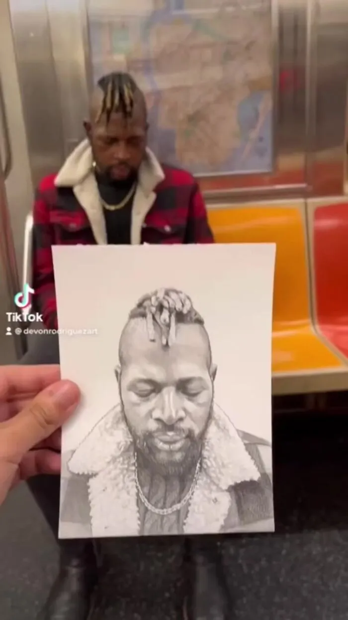 Un artista neoyorquino es conocido por dibujar a los pasajeros del metro sin que se den cuenta y luego publicar su reacción en Internet (25 nuevas fotos)