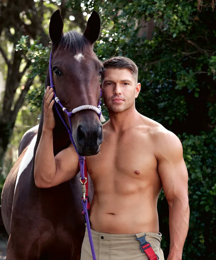 Estos bomberos australianos posan para el calendario benéfico de 2023 (24 fotos)
