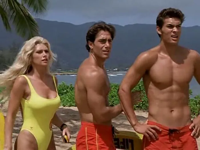 Jason Momoa en Los Vigilantes de la Playa (1999)