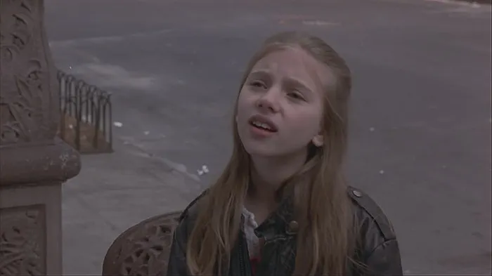 Scarlett Johansson en Si No Te Casas, Me Mato (1996)