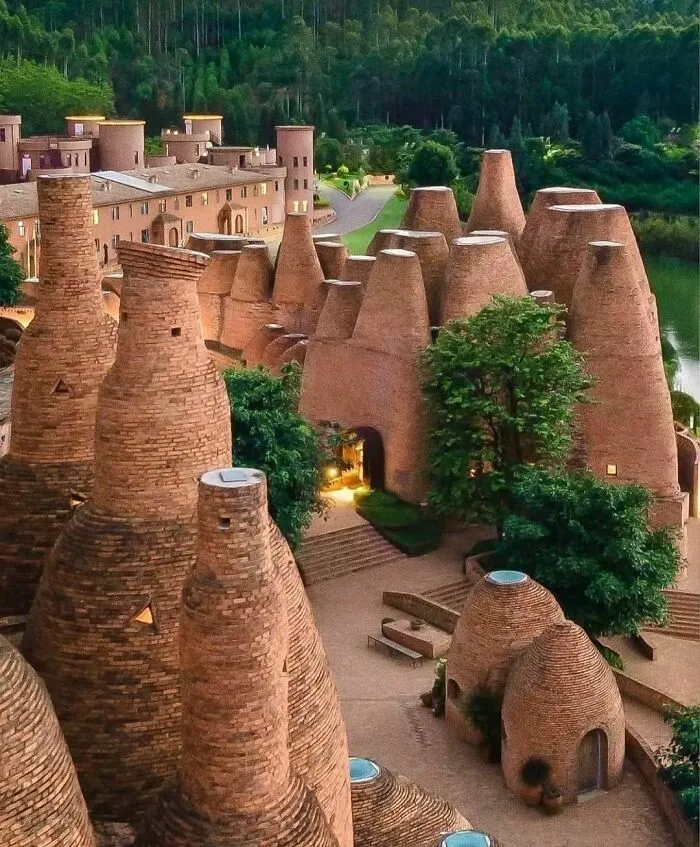 “Un sitio donde me gustaría vivir”: 50 casas y lugares increíbles alrededor del mundo que existen de verdad (Nuevas fotos)