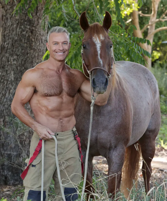 Estos bomberos australianos posan para el calendario benéfico de 2023 (24 fotos)