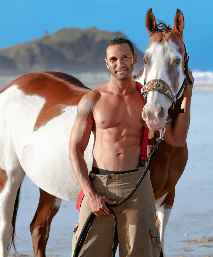 Estos bomberos australianos posan para el calendario benéfico de 2023 (24 fotos)
