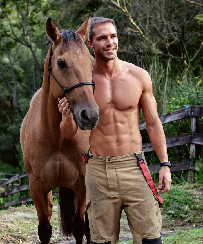 Estos bomberos australianos posan para el calendario benéfico de 2023 (24 fotos)