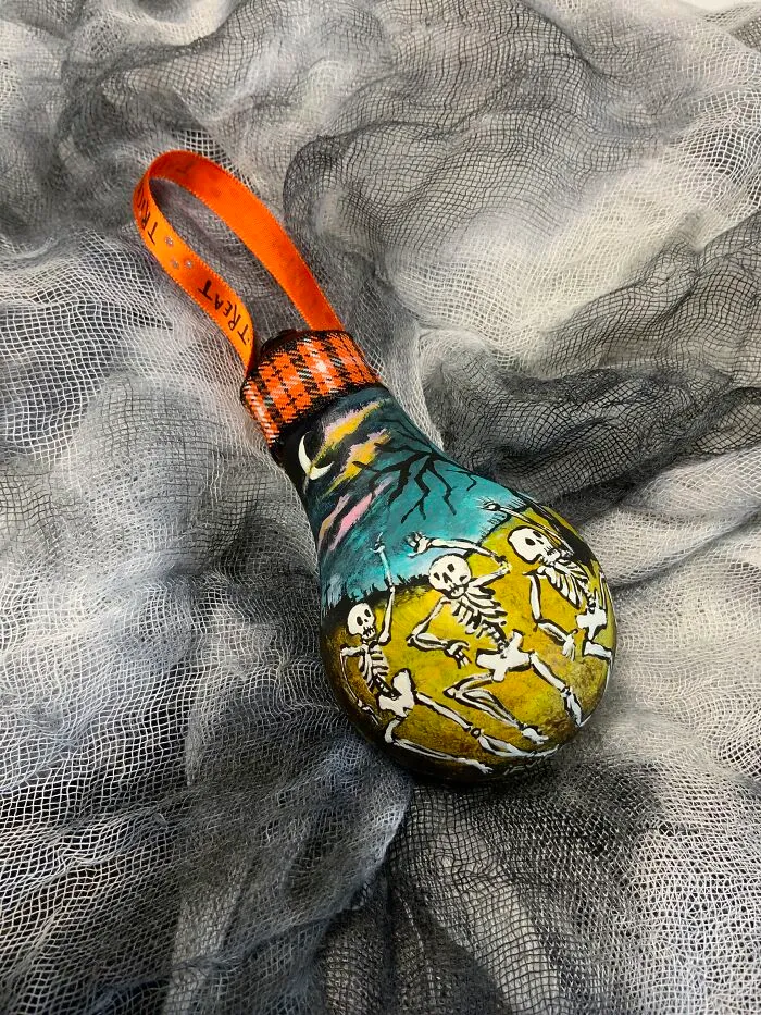 I Paint Hallowe'en Ornaments Using Burnt Out Light Bulbs (9 Pics)