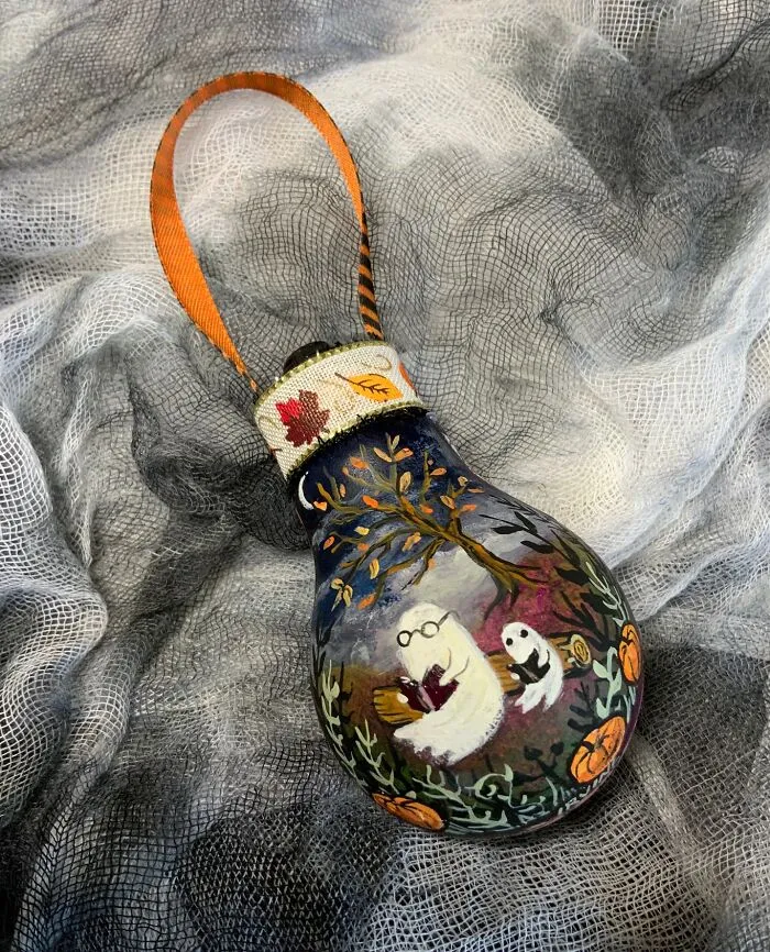 I Paint Hallowe'en Ornaments Using Burnt Out Light Bulbs (9 Pics)