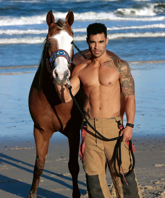 Estos bomberos australianos posan para el calendario benéfico de 2023 (24 fotos)