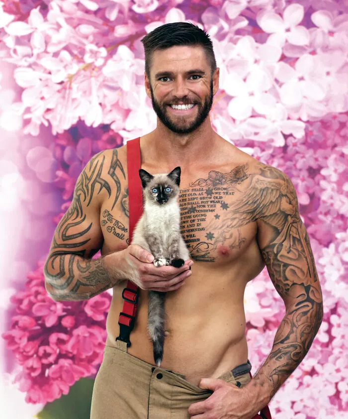 Estos bomberos australianos posan para el calendario benéfico de 2023 (24 fotos)