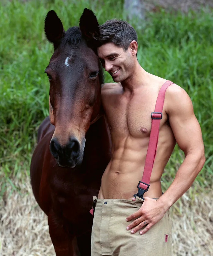 Estos bomberos australianos posan para el calendario benéfico de 2023 (24 fotos)