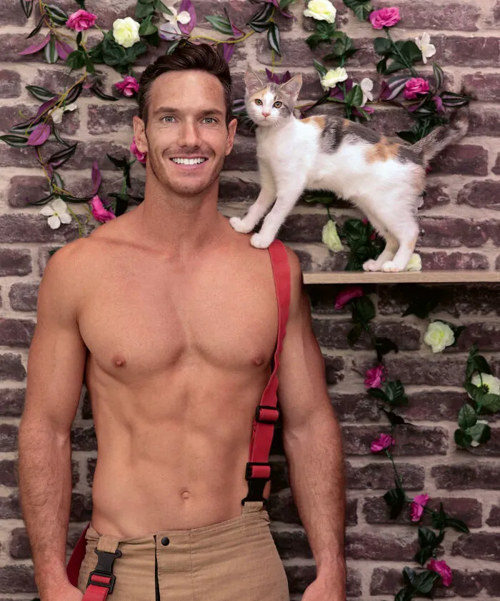 Estos bomberos australianos posan para el calendario benéfico de 2023 (24 fotos)