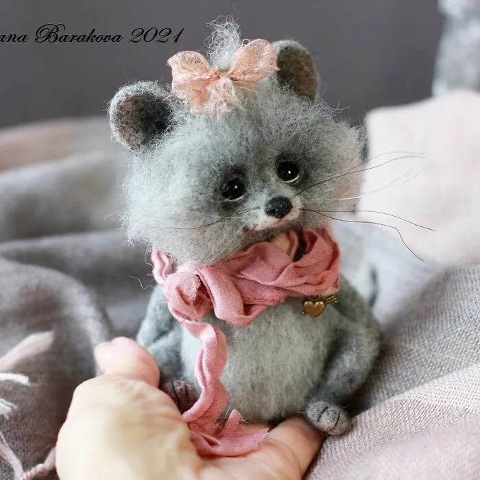 41 Miniature Animal Sculptures From Wool Made By This Artist