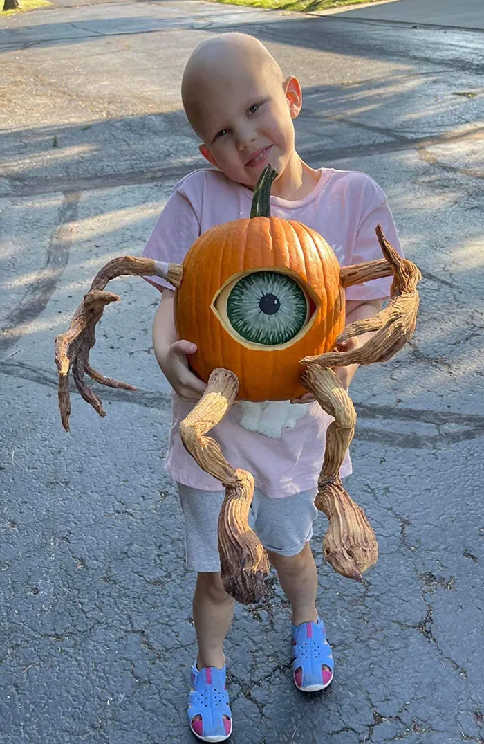 La abuela nos envió esta foto de su hermoso bebé Aria. Ella había creado una calabaza con nuestros brazos y piernas de vid