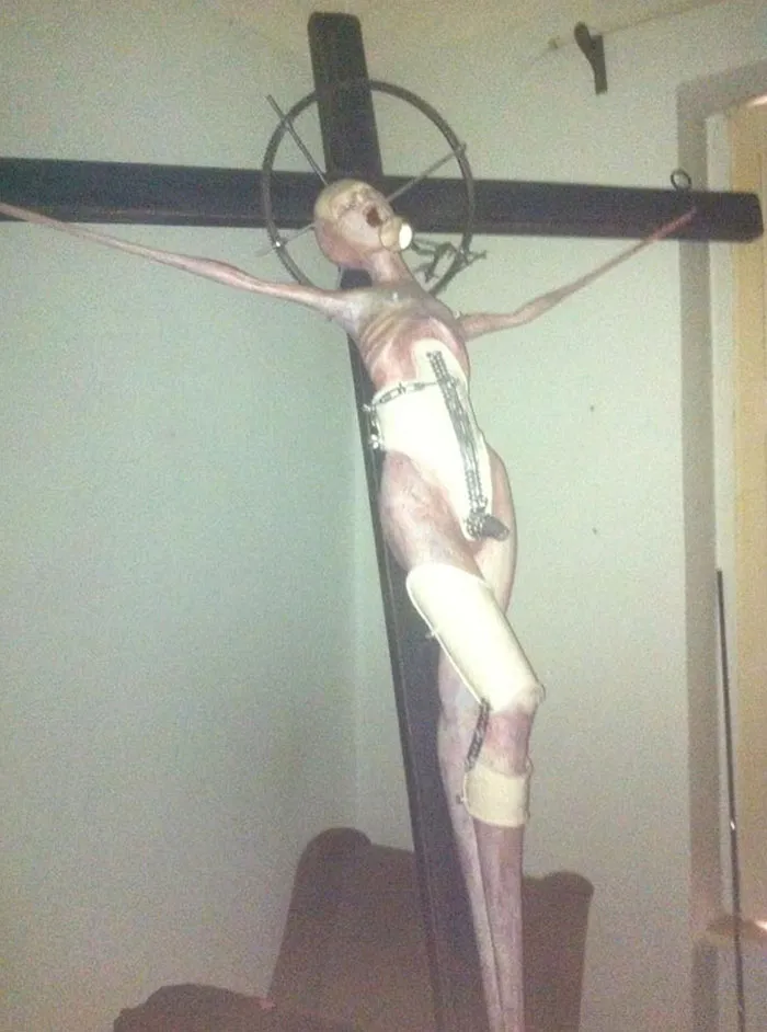 Mi amigo estaba de viaje y durmió en casa de un desconocido, que tenía esto parado en una habitación