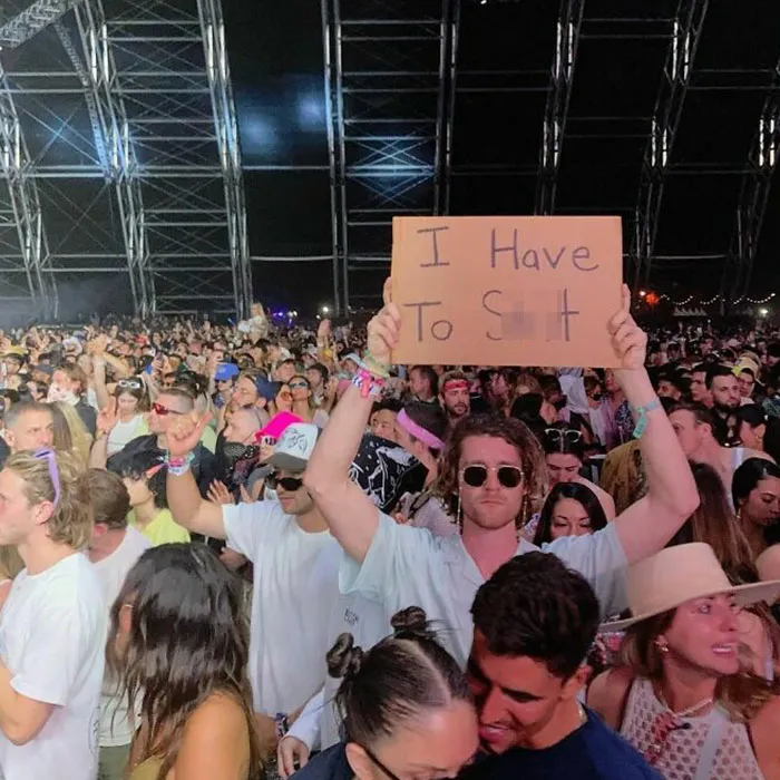 ‘Dude With Sign’ Has 8 Million Followers For Protesting Against Annoying Everyday Things With Funny Signs (30 New Pics)