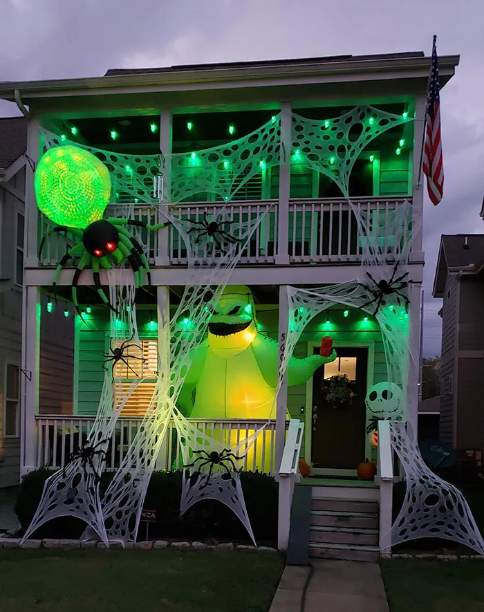La decoración de Halloween en mi casa ha mejorado mucho desde que mi hijo sugirió el tema de las arañas