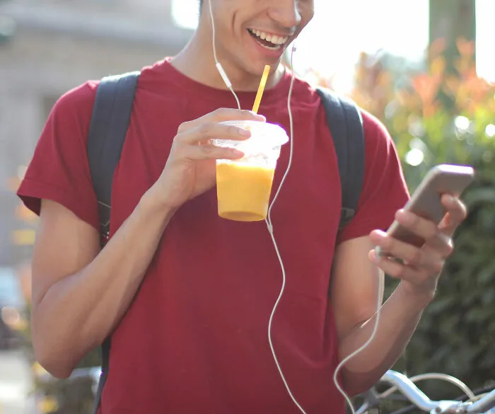 20 Millennials hablan de aquello que más les confunde sobre la Generación Z