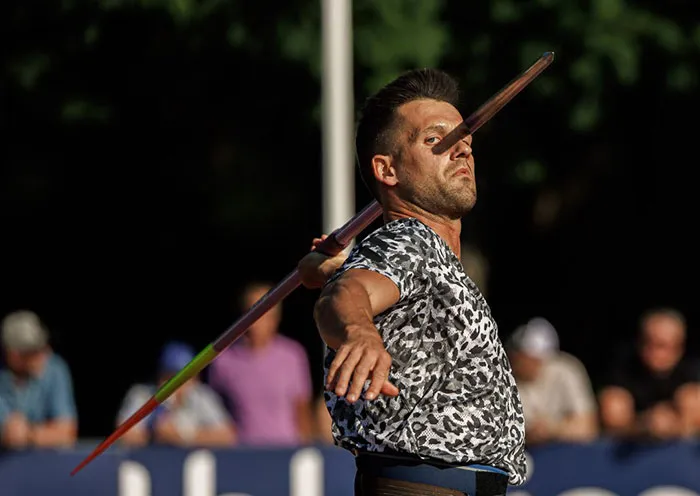 El lanzador de jabalina estonio Magnus Kirt. La sombra se alineó perfectamente con el ángulo de la cámara