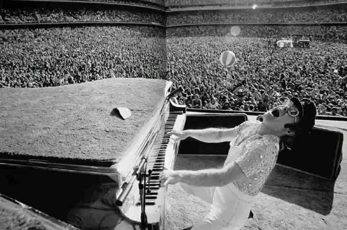 Elton John en el estadio de los Dodgers, 1975