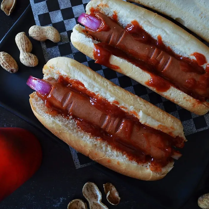 Un giro carnavalesco para el clásico dedo sangriento de perrito caliente. 