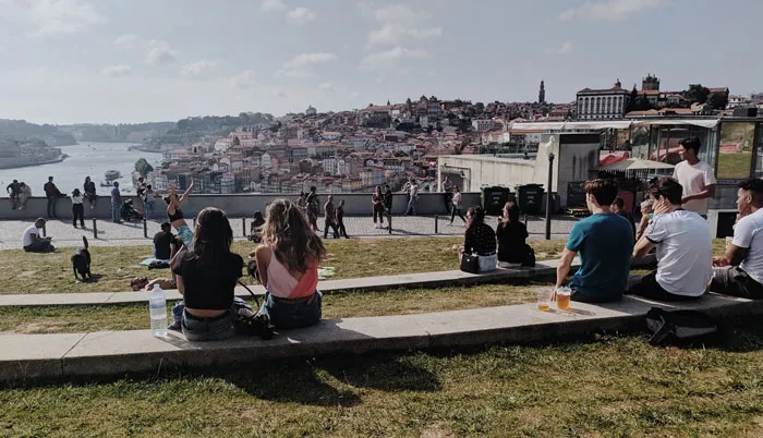 Esperar unos minutos después de que alguien se siente cerca de ti antes de levantarte para evitar herirle