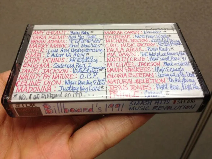  Este es mi casete mixtape de 1991, ¡los chicos de hoy en día no podrían ni imaginar el tiempo y el esfuerzo que requería hacer esto! Pude hacer una copia de la lista de reproducción en mis servicios de streaming actuales, ya soy moderno