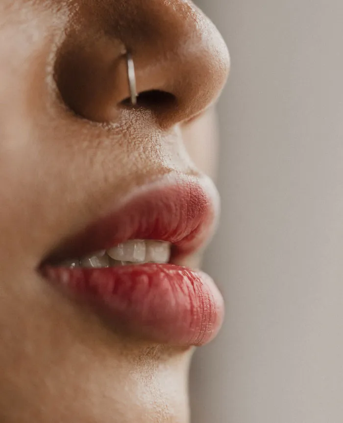 Pelar la piel muerta de los labios