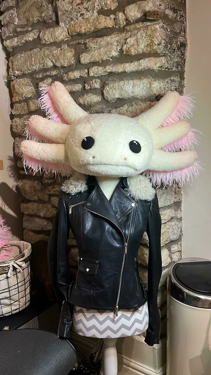 Hacer una cabeza de ajolote para un maniquí cuenta como artesanía, ¿no?