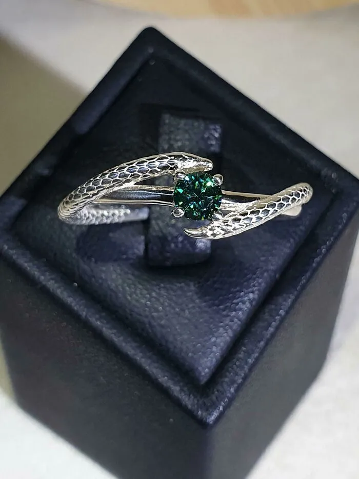 Hice un anillo con temática de Harry Potter (La cámara de los secretos) con una moissanita. ¡Díganme que piensan!