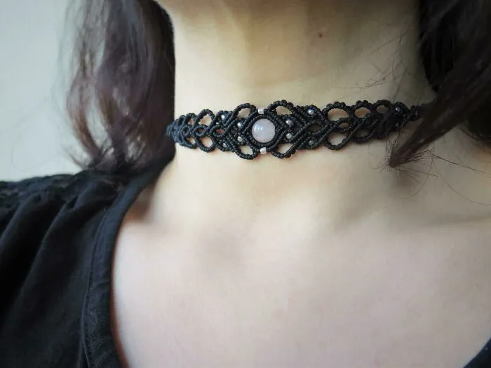 He hecho este collar de macramé con un cuarzo rosa, ¡cuéntenme lo que piensan! 