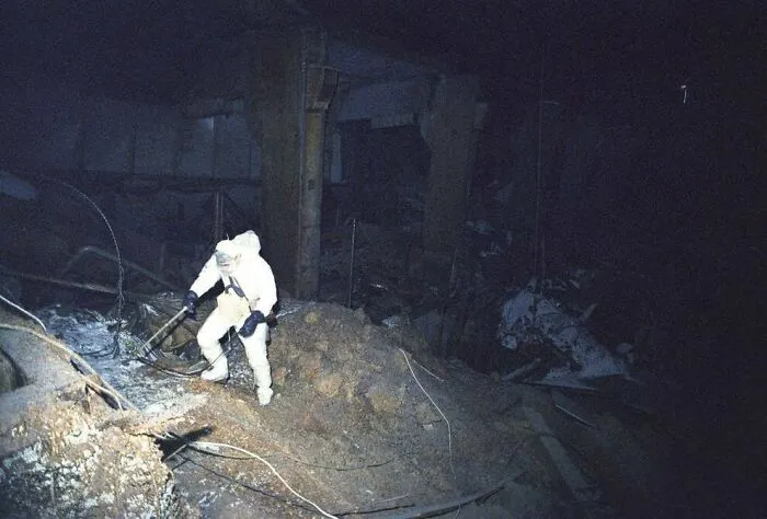 Un científico solitario desciende a la oscuridad radiactiva de Chernóbil en 1986