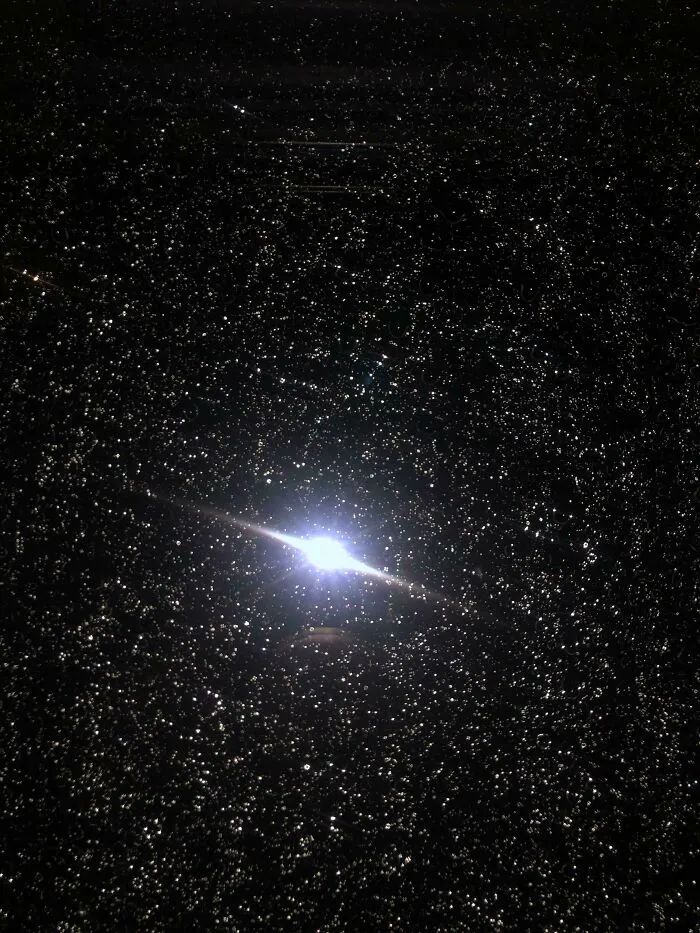 Tomé una foto de una ventana cubierta por la lluvia y parece un planeta rodeado de millones de estrellas