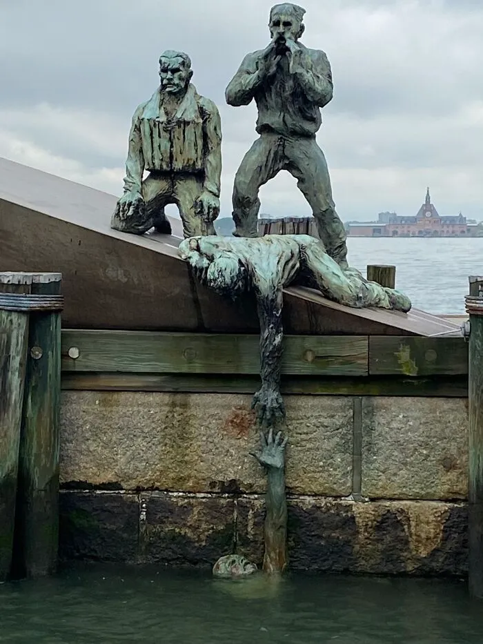 Esta estatua que desaparece en las olas