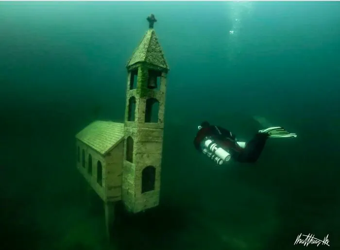 Una iglesia bajo el agua, situada en Llsesee, vía Undertow_photography