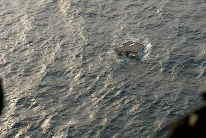 Una casa japonesa flotando en el océano Pacífico tras el terremoto y el tsunami de Tōhoku de 2011