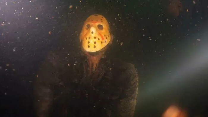 Recordatorio amistoso de que hay una estatua de Jason Vorhees en el fondo de un lago de Minnesota