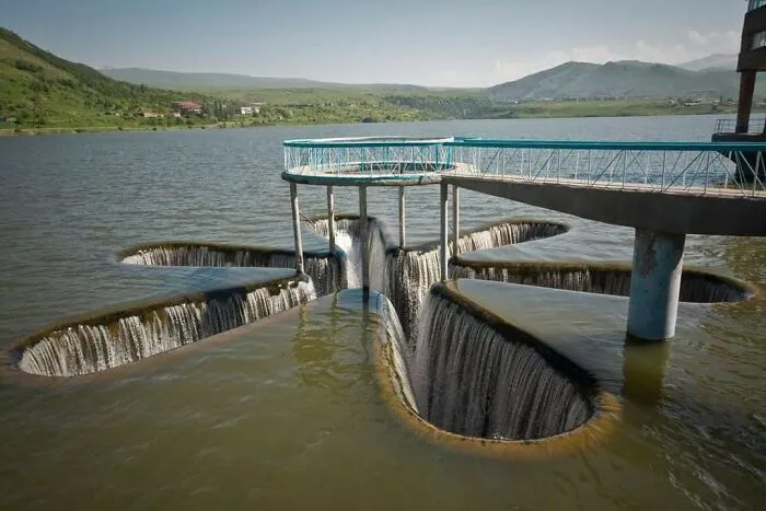 Desbordamiento de un embalse en Armenia. Estos siempre me han fascinado y asustado desde que era un niño