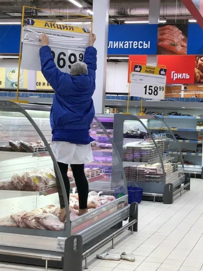 Mejor no compraré carne para el almuerzo, gracias. Esta persona es  demasiado perezosa como para ir a buscar una escalera