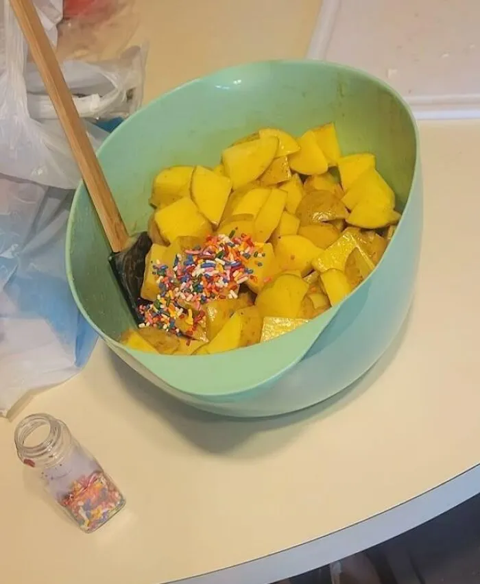 Salí un momento de la cocina y mi hija intentó ayudarme a sazonar las patatas