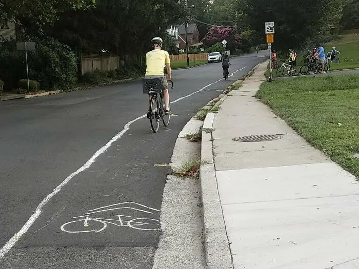 La ciudad dice que tomaría al menos 7 años construir un carril para bicicletas, así que dibujamos un gran trayecto con tiza que conecta varios vecindarios para demostrar lo sencillo que sería. Pronto, lo pintaremos