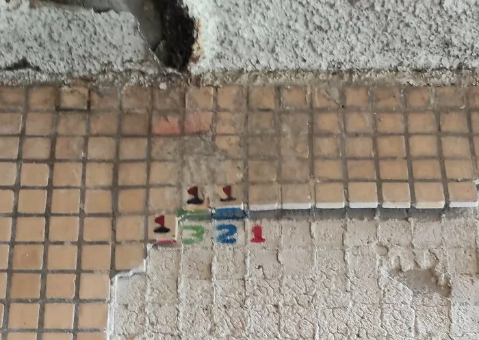 Se cayeron algunos viejos azulejos del metro