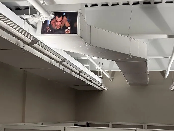 Encontré un tributo a Bruce Wills en el área de oficinas